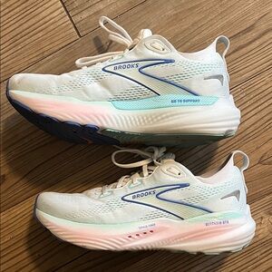 Brooks Women's GTS 22 8.5 wide